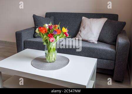 Décoration moderne avec canapé et fleurs Banque D'Images