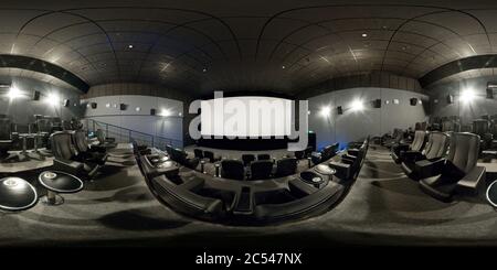 Moscou - 10 février 2012 : panorama à 360 degrés d'une salle de cinéma moderne. 360 vue sphérique de l'intérieur du cinéma avec sièges gris. Panor sans coutures Banque D'Images