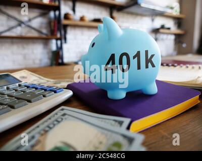 concept de régime de pension 401k. Tirelire et argent dans la cuisine. Banque D'Images
