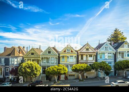 La célèbre rangée de maisons de l'époque victorienne à San Francisco connue sous le nom de Painted Ladies lors d'une journée de printemps ensoleillée Banque D'Images