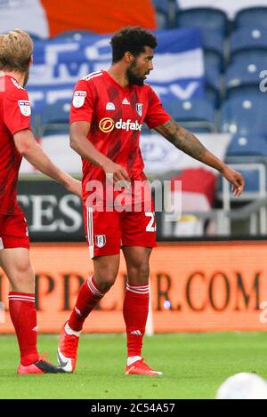 Londres, Royaume-Uni. 30 juin 2020. Cyrus Christie de Fulham a obtenu son score en 1-2 et célèbre lors du match de championnat EFL Sky Bet entre Queens Park Rangers et Fulham au Kiyan Prince Foundation Stadium, Londres, Angleterre, le 30 juin 2020. Photo de Ken Sparks. Usage éditorial uniquement, licence requise pour un usage commercial. Aucune utilisation dans les Paris, les jeux ou les publications d'un seul club/ligue/joueur. Crédit : UK Sports pics Ltd/Alay Live News Banque D'Images