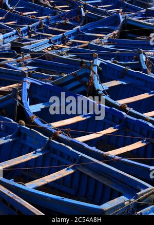 Maroc, Essaouira. Site classé au patrimoine mondial de l'UNESCO - la Scala ou bastion. Vue condensée des bateaux de pêche bleus typiques. Banque D'Images