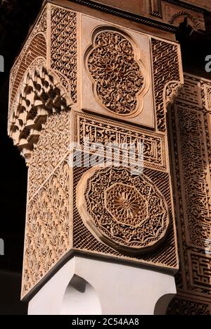 Belle colonne arabe avec stuc complexe dans le Palais Bahia, l'une des icônes touristiques les plus visitées à Marrakech, Maroc. Site de l'UNESCO. Banque D'Images