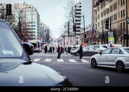 Une rue animée pleine de piétons et de voitures pendant un après-midi d'hiver à Washington, D.C. Banque D'Images