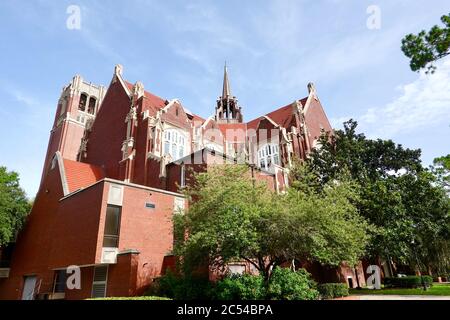 University Auditorium, vu de l'arrière, et Century Tower, sites historiques sur le campus de l'Université de Floride, Gainesville, Floride, États-Unis. Banque D'Images