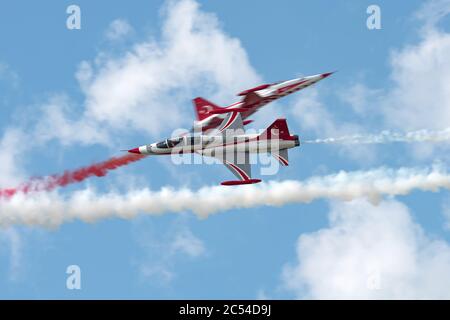 Bucarest, Roumanie - 28 juillet 2018 : avion de chasse militaire avec pistes de fumée en spectacle aérien. Exposition de voltige turque Banque D'Images