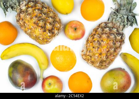 disposition plate de fruits tropicaux, sur fond blanc. Les fruits frais sont le mangue, l'ananas, la banane, l'orange, le citron. Banque D'Images