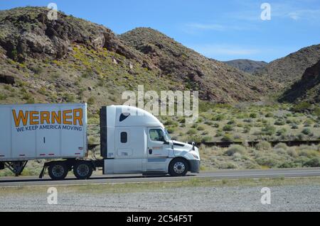 Le 18 Wheeler descend l'Interstate 40, anciennement route 66, près de Needles, Californie Banque D'Images