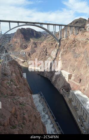 Le pont commémoratif Mike O'Callaghan - Pat Tillman est un pont-voûte aux États-Unis qui traverse le fleuve Colorado entre les États de l'Arizona Banque D'Images