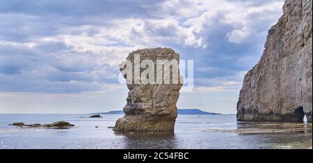 Butter Rock et Bat's Head sous le ciel bleu et blanc nuages Banque D'Images