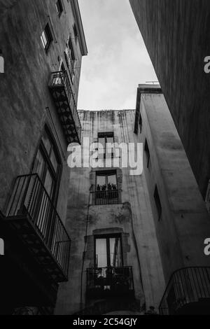 Prise de vue verticale en niveaux de gris à faible angle des bâtiments résidentiels avec balcons Banque D'Images