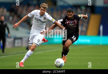 Patrick Bamford (à gauche) de Leeds United et Cameron carter-Vickers (à droite) de Luton Town se battent pour le ballon lors du match du championnat Sky Bet à Elland Road, Leeds. Banque D'Images