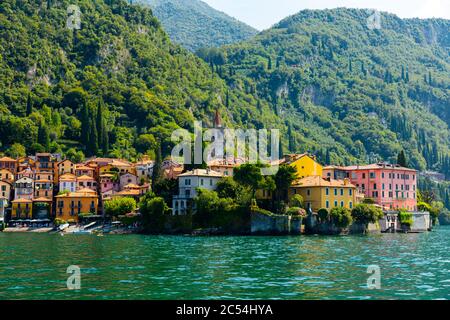 Paysage avec lac et bâtiments méditerranéens, lac de Côme, Varenna, Lombardie en Italie Banque D'Images