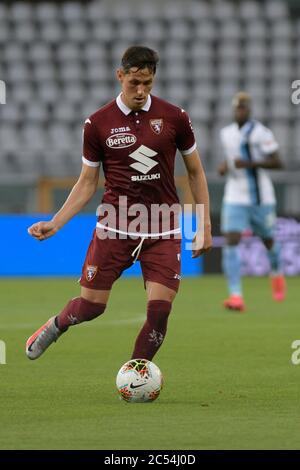 30 juin 2020 ; Stade olympique de la Grande Torino, Turin, Piémont, Italie ; Serie A football, Turin versus Lazio ; Sasha Lukic du FC de Turin joue le ballon à travers le milieu de terrain Banque D'Images