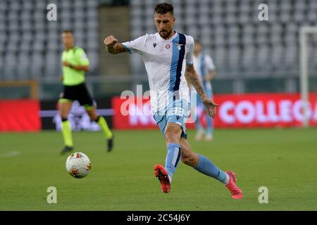 30 juin 2020 ; Stade olympique de la Grande Torino, Turin, Piémont, Italie ; Serie A football, Turin versus Lazio ; Francesco Acerbi du Latium joue le ballon en avant Banque D'Images