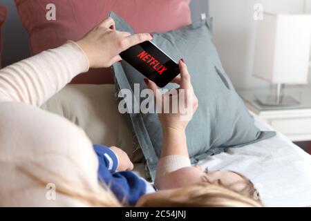 ROSARIO, SANTA FE, ARGENTINE - 2 SEPTEMBRE 2019: Femme avec son fils regardant un téléphone portable avec le logo netflix à l'écran. Banque D'Images