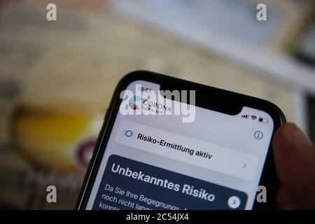 Viersen, Allemagne - juin 30. 2020 : gros plan de l'écran du téléphone portable, tenez-vous main par un homme avec l'application d'avertissement originale du gouvernement allemand Covid-19 (Focus sur WO Banque D'Images