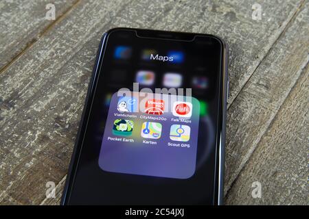 Viersen, Allemagne - juin 30. 2020 : gros plan de l'écran isolé du téléphone portable avec collection de cartes de navigation (au centre) Banque D'Images
