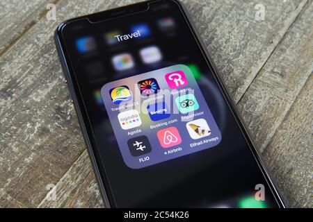 Viersen, Allemagne - juin 30. 2020: Gros plan de l'écran isolé de téléphone mobile avec collection d'applications de réservation de voyage et de préparation Banque D'Images