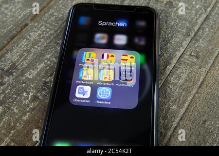 Viersen, Allemagne - juin 30. 2020: Gros plan de l'écran isolé de téléphone mobile avec collection d'applications de traduction et de dictionnaire pour les voyages Banque D'Images