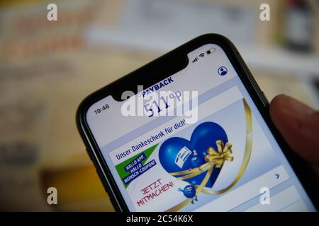 Viersen, Allemagne - juin 30. 2020 : gros plan de l'écran du téléphone portable, tenez-vous à la main masculine avec l'application de paiement montrant les points d'achat (511) Banque D'Images