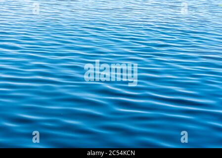 Eau de surface mer ou océan avec lumière du soleil comme fond Banque D'Images
