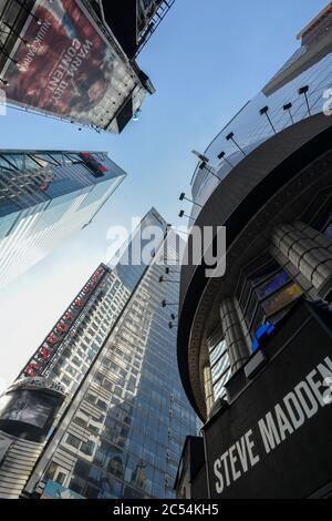 USA, New York City, Manhattan, Time Square à Broadway, gratte-ciel, tour de bureaux Ernst & Young EY E&y, multinationale fournissant des services d'assurance, d'audit financier, de fiscalité, de conseil et de conseil Banque D'Images