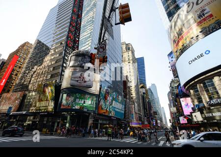 USA, New York City, Manhattan, Time Square à Crossing Broadway, Ernst & Young EY E&y, multinationale, fournit des services d'assurance, d'audit financier, de fiscalité, de conseil et de conseil Banque D'Images