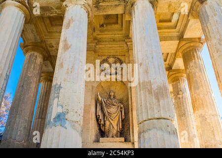 Statue allégorique dans la colonade du Monument au Sir Alexander ball, Jardins du Barrakka inférieur, Valette, Malte Banque D'Images