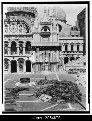 Cour intérieure du Palais Ducal montrant des fragments du Campanile sauvé de la ruine, Venise Banque D'Images