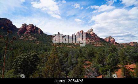 Une vue sur certaines des incroyables formations de roches rouges de Sedona depuis la randonnée du Soldiers Pass. Banque D'Images