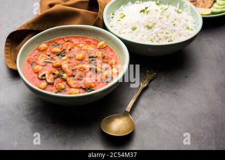 Sabzi aux champignons au curry de tomates aux pois chiches et aux épinards, menu indien principal servi avec du Paratha et du riz blanc cuit Banque D'Images