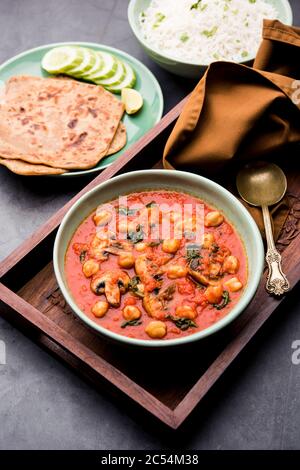 Sabzi aux champignons au curry de tomates aux pois chiches et aux épinards, menu indien principal servi avec du Paratha et du riz blanc cuit Banque D'Images