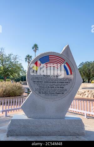 Tucson, AZ - 26 novembre 2019 : arrière du monument en pierre des vétérans de la bataille des Budge, dans le centre-ville de la Seconde Guerre mondiale, dans le parc Presidio. Banque D'Images