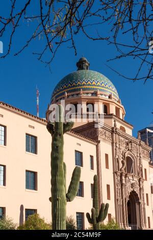 Vue colorée de l'ancien palais de justice du comté de Pima dans le style colonial espagnol et de la Mission Revival par l'architecte Roy place à Tucson, AZ avec un dôme en mosaïque Banque D'Images