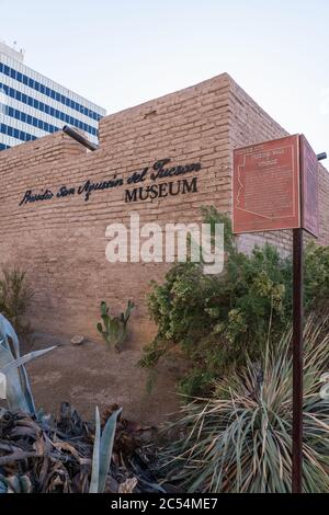 Tucson, AZ - 26 novembre 2019: Le Musée Presidio San Agustín del Tucson est une reconstruction de la forteresse originale construite en 1775 qui était la fonderie Banque D'Images