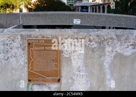 Tucson, AZ - 26 novembre 2019 : le marqueur historique de la passerelle d'Allande est situé sur un pont au-dessus de West Pennington Street et raconte la défense de Pedro Allande o Banque D'Images