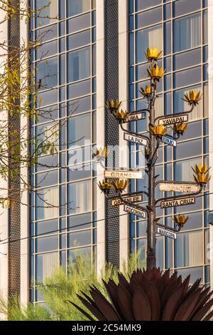 Tucson, AZ - 26 novembre 2019 : la sculpture de la plante centenaire de Joe Tyler a 100 feuilles, une pour chaque année d'Etat, et la tige montre les noms de A Banque D'Images