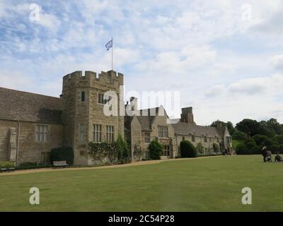 Avec près de 1000 ans d'histoire, et toujours vécu dans, le château de Rockingham dans le Northamptonshire est une attraction populaire de visiteur avec de beaux jardins Banque D'Images