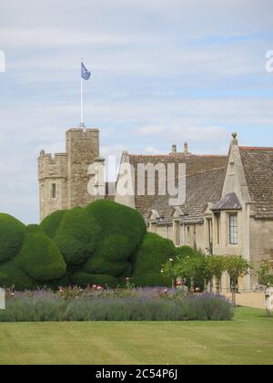 Avec près de 1000 ans d'histoire, et toujours vécu dans, le château de Rockingham dans le Northamptonshire est une attraction populaire de visiteur avec de beaux jardins Banque D'Images