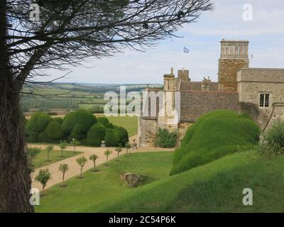 Avec près de 1000 ans d'histoire, et toujours vécu dans, le château de Rockingham dans le Northamptonshire est une attraction populaire de visiteur avec de beaux jardins Banque D'Images