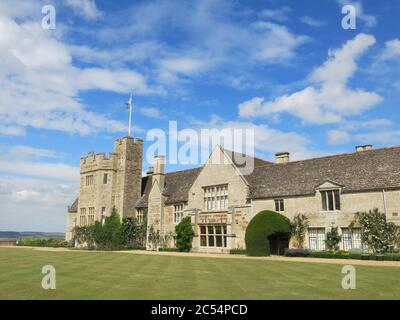 Avec près de 1000 ans d'histoire, et toujours vécu dans, le château de Rockingham dans le Northamptonshire est une attraction populaire de visiteur avec de beaux jardins Banque D'Images