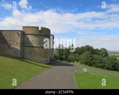 Avec près de 1000 ans d'histoire, et toujours vécu dans, le château de Rockingham dans le Northamptonshire est une attraction populaire de visiteur avec de beaux jardins Banque D'Images