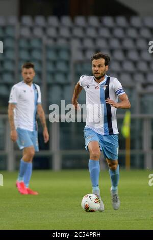 30 juin 2020 ; Stade olympique de la Grande Torino, Turin, Piémont, Italie ; Serie A football, Turin versus Lazio ; Marco Parolo du Latium sur le ballon Banque D'Images