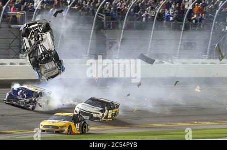 CHAMPIONNAT DE VOITURE VOLANTE: 17 février 2020, Daytona Beach, Floride, États-Unis: Pilote de NASCAR RYAN NEWMAN (6) volant après avoir été dans l'avance arrivant dans le tour final avec RYAN BLANEY, quand le pare-chocs de Blaney a pris l'arrière de son Ford et a envoyé Newman dur dans le mur. La voiture de Ryan s'est retournée, roulée, a été frappée du côté conducteur par une autre voiture, et a finalement glissé sur la ligne d'arrivée, engloutie dans les flammes. Pendant ce temps, Denny Hamlin, gagnant du Daytona 500 2019, a répété. La photo d'arrivée des heures supplémentaires, marquée par l'effroyable accident, a envoyé Ryan Newman à l'hôpital lundi. (Image crédit : © Logan Arce/ASP/ZUMA Banque D'Images