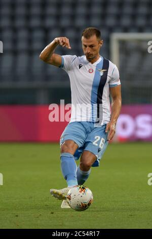 30 juin 2020 ; Stade olympique de la Grande Torino, Turin, Piémont, Italie ; Serie A football, Turin versus Lazio ; Stefan Radu Latium joue le ballon en avant Banque D'Images