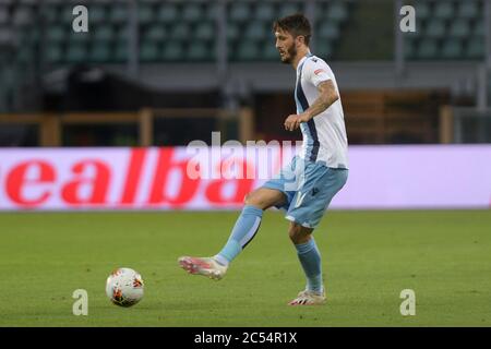 30 juin 2020 ; Stade olympique de la Grande Torino, Turin, Piémont, Italie ; Serie A football, Turin versus Lazio ; Luis Alberto du Latium joue le ballon à travers le milieu de terrain Banque D'Images