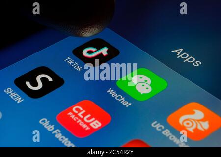 Pointer du doigt l'application TikTok entourée d'applications wechat, Club Factory, Shien, UC Browser en chinois. Photo des applications chinoises interdites en Inde Banque D'Images