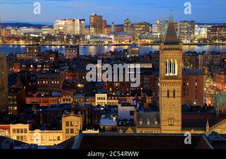 La vue nocturne du quartier de Back Bay avec clocher de l'ancienne église du Sud en premier plan et Charles River et Cambridge en arrière-plan.Boston.Massachusetts.USA Banque D'Images