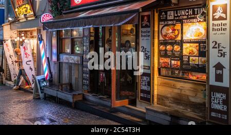 Petit café charmant à Dogenzakaue Street, Shibuya, Tokyo Japon au crépuscule. Banque D'Images